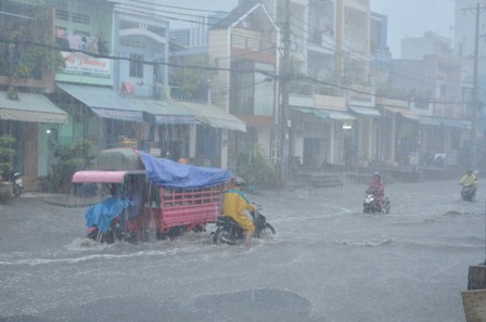 Trận mưa lớn trong chiều 16/10 khiến tuyến đường ngập nặng