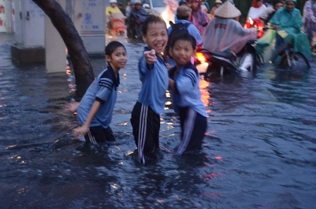 Học sinh trường tiểu học Hòa Bình vui đùa trong nước