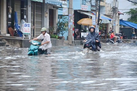 Nước ngập đến yên xe