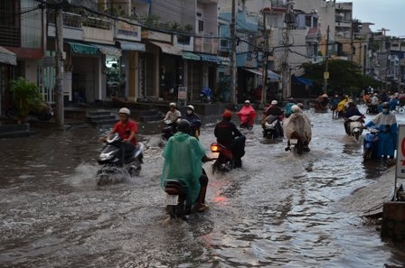 Nhiều tuyến đường tại TPHCM ngập nặng do triều cường kết hợp với mưa lớn