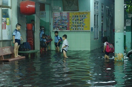 Học sinh trường tiểu học Hòa Bình vui đùa trong nước