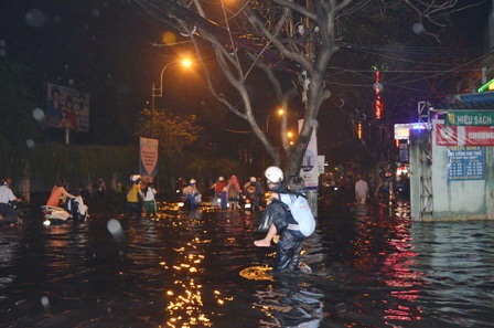 Phụ huynh bì bõm đón con