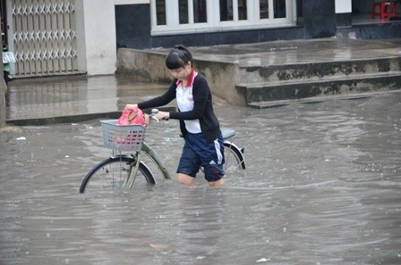 Học sinh bì bõm về nhà