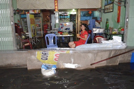 Đắp đê ngăn lũ