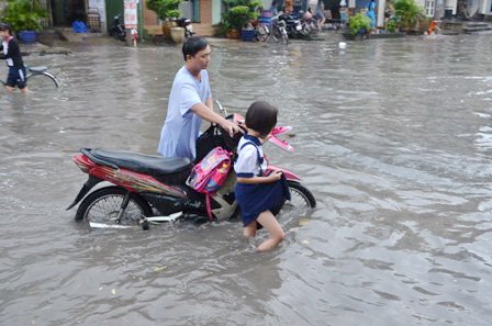 Học sinh bì bõm về nhà