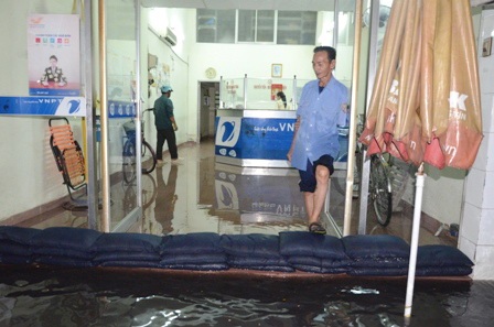 Đắp đê ngăn lũ