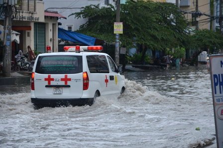 Xe ô tô chạy qua tạo thành những cơn sóng tràn vào nhà dân 2 bên đường