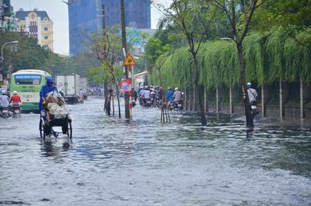 Người dân phải chạy lên vỉa hè để chống ngộp nước cho xe.