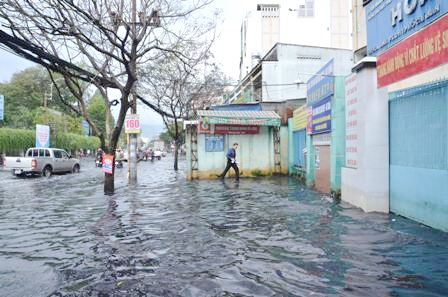 Một du khách nước ngoài bì bõm trong biển nước đen.