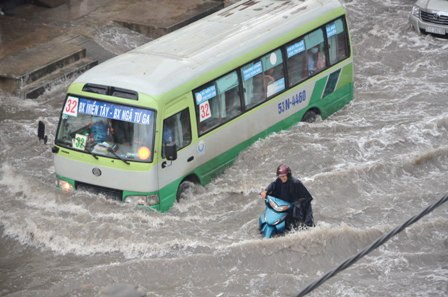 Xe máy bị sóng đánh ngã