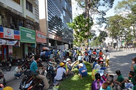 Hàng trăm công nhân hoảng loạn tập trung dưới tầng trệt khách sạn