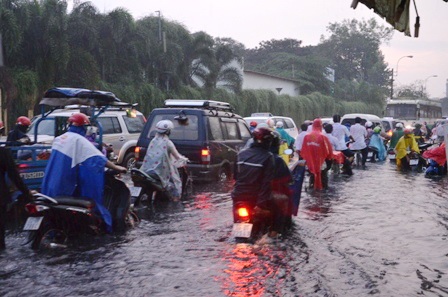 Nhiều tuyến đường ngập nặng trong chiều 11/10