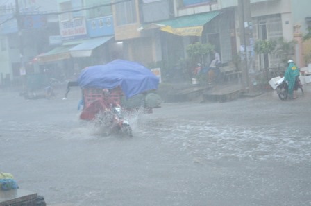 Trận mưa lớn trong chiều 16/10 khiến tuyến đường ngập nặng