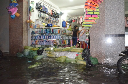 Nước tràn hết vào nhà