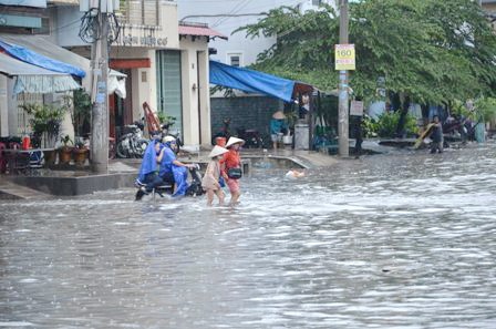 Trẻ nhỏ bơi lội trong dòng nước ngập