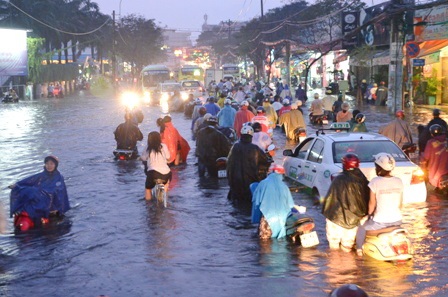 Đường ngập khiến hàng loạt xe bị chết máy, giao thông kẹt cứng