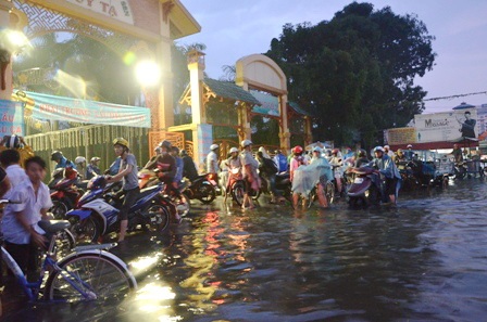 Đường ngập khiến hàng loạt xe bị chết máy, giao thông kẹt cứng