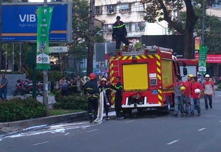 Cháy công trình khách sạn 5 sao, hàng trăm công nhân hoảng loạn - 3 Lực lượng chữa cháy quận 1 có mặt để khống chế đám cháy