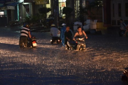 Hàng loạt xe chết máy do đường ngập sâu