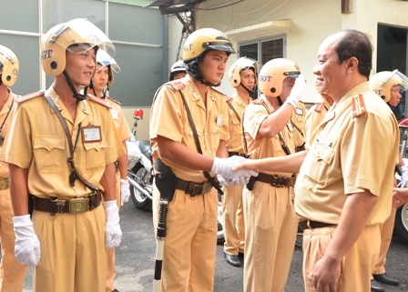 Thượng tá Trần Thanh Trà chúc mừng các chiến sĩ Đội Cát Lái (Ảnh: Đình Thảo)