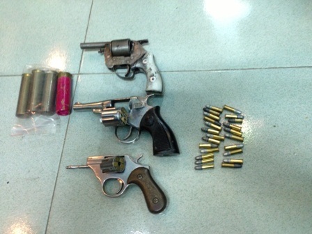 3 khẩu súng được phát hiện trong người 