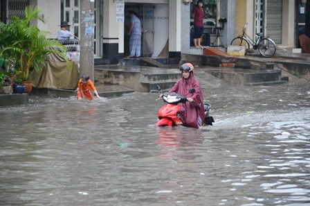 Nước ngập hơn nửa xe gắn máy