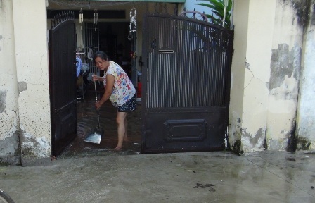 Nước tràn vào nhà dân