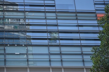 Một tấm kính của toàn nhà bị đập bể để chữa cháy