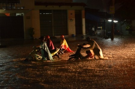 Hàng loạt xe chết máy do đường ngập sâu