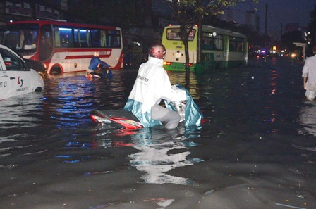 Nước ngập gần hết xe gắn máy