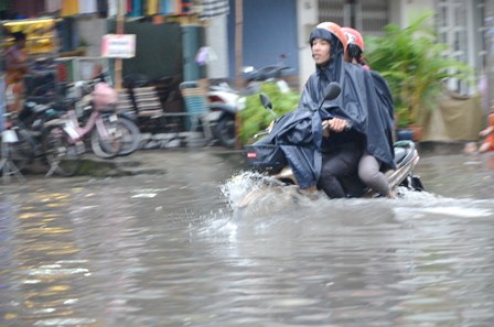 Nước ngập hơn nửa xe gắn máy