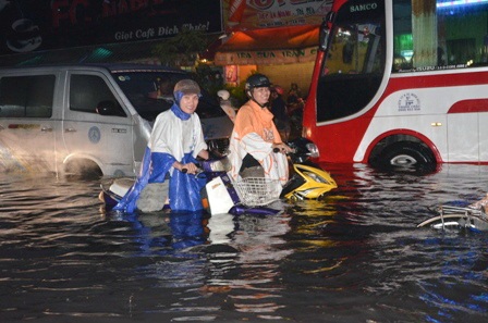 Nước ngập gần hết xe gắn máy
