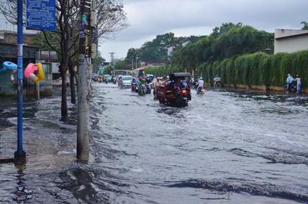 Một số tuyến đường nước ngập lênh láng sau trận mưa lớn 