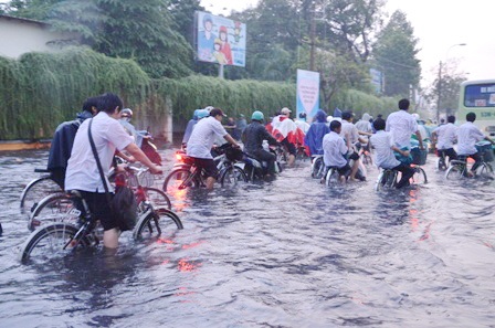 Học sinh bì bõm về nhà