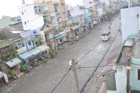 Một số tuyến đường nước ngập lênh láng sau trận mưa lớn 