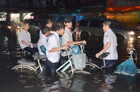 Học sinh bì bõm về nhà