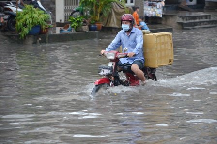 Nước ngập đến yên xe