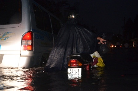 Cơn mưa lớn vào chiều 24/11 khiến nhiều tuyến đường tại TPHCM ngập nặng