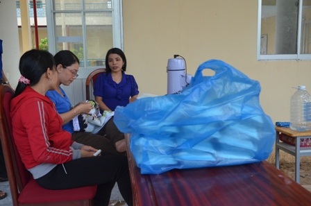 Hội phụ nữ huyện Cần Giờ phát cơm miễn phí cho người dân