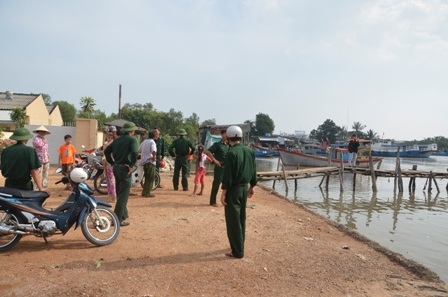 Một người dân đang neo dây, cố định lại thuyền