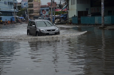 Đường Tân Hóa ngập nặng vào chiều 24/11