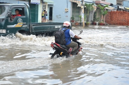 Đường Tân Hóa ngập nặng vào chiều 24/11