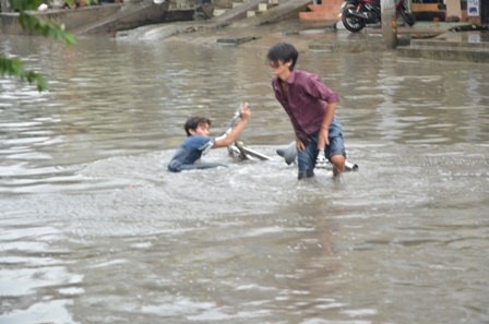 Nhiều xe té ngã do đường ngập