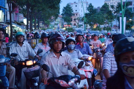 Mệt mỏi với cảnh kẹt xe kéo dài