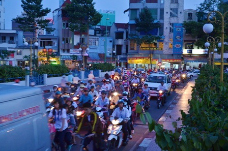 Cầu số 9 (cầu tạm để các phương tiện lưu thông hướng từ quận 3 về quận Phú Nhuận và ngược lại)