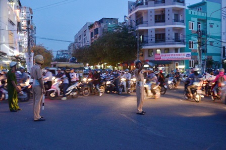 Cảnh sát giao thông vất vả phân luồng