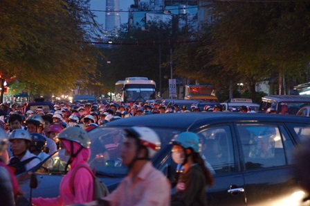 Một du khách nước ngoài đứng chụp hình kẹt xe