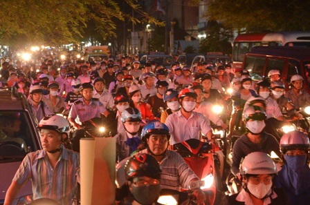 Kẹt xe nghiêm trọng vào tối 11/11 sau khi cầu Lê Văn Sỹ đóng cửa