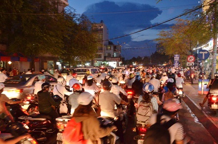 Kẹt xe nghiêm trọng vào tối 11/11 sau khi cầu Lê Văn Sỹ đóng cửa