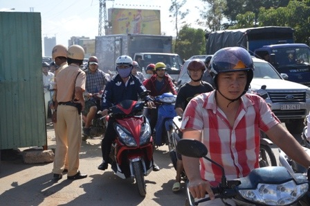 Đại diện đội Thanh tra giao thông số 4 tiến hành lập biên bản đơn vị thi công gây kẹt xe.